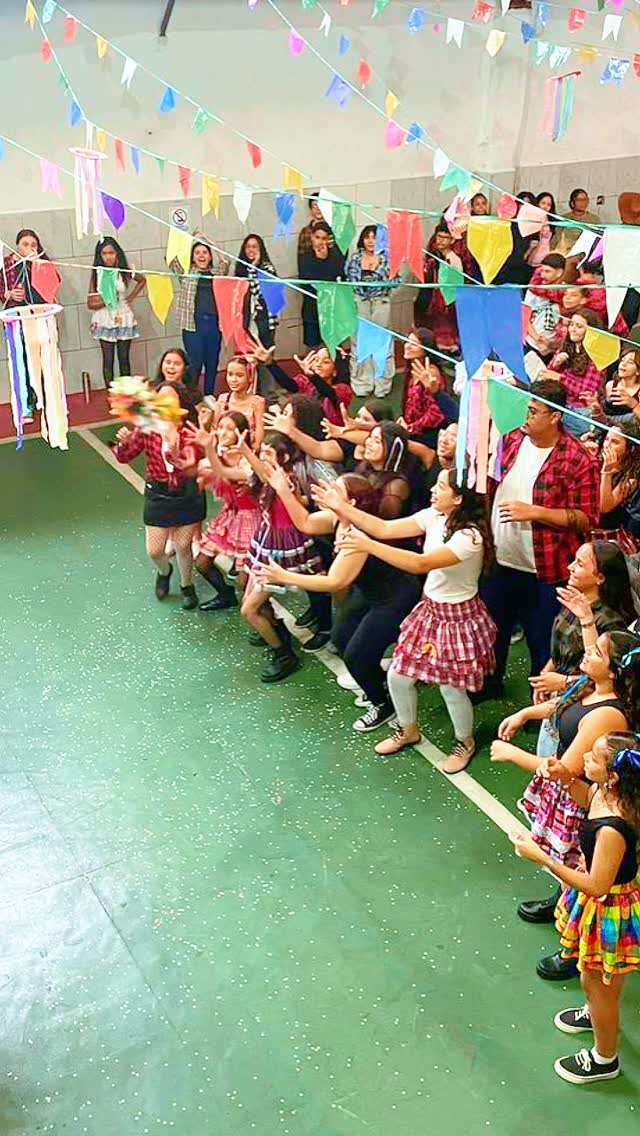Comunidade escolar do Prioridade Hum em celebração junina