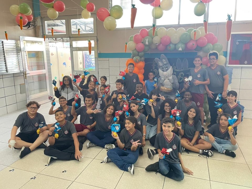 Alunos do Colégio Prioridade Hum reunidos em uma atividade escolar