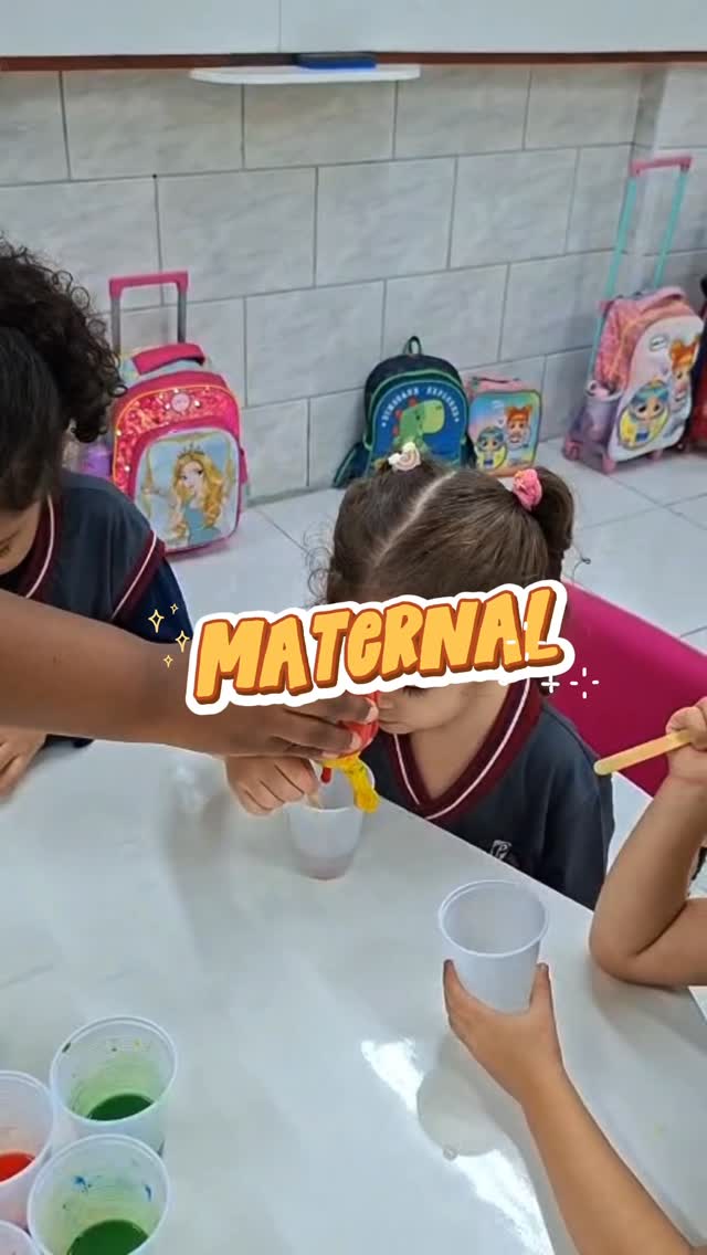 Crianças do Prioridade Hum em atividade sobre cores